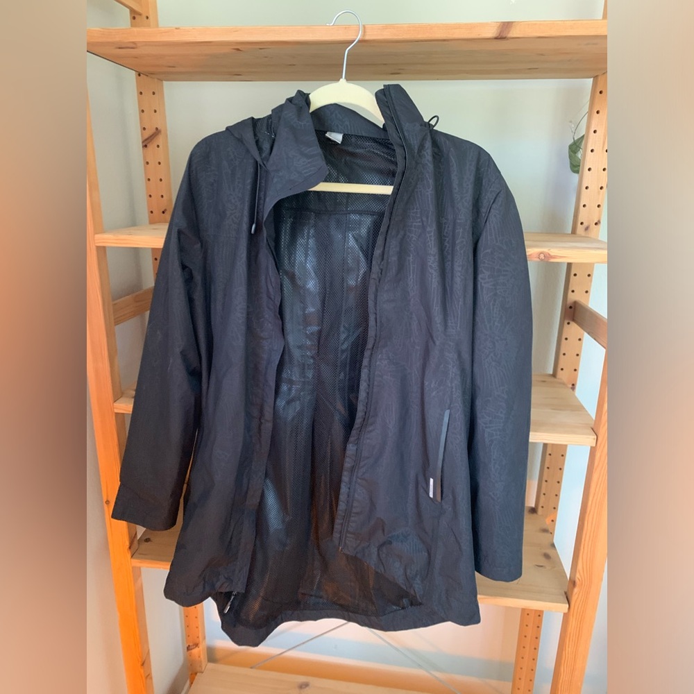 Mondetta Rain Jacket Medium. Black reptile print. Size M. Like new.